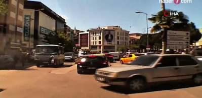 Yaşlı kadın minib&uuml;s&uuml;n altında kaldı: İşte korkun&ccedil; kazanın g&ouml;r&uuml;nt&uuml;leri