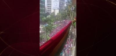 1 milyon kişi Arsenal i&ccedil;in sokağa d&ouml;k&uuml;ld&uuml;