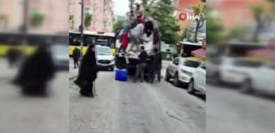 Bah&ccedil;elievler'de şaha kalkan kamyoneti indirmek i&ccedil;in &uuml;zerinde zıpladılar