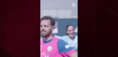  Manchester City'de oyuncuların teknik direkt&ouml;rleri Guardiola'ya ve takım arkadaşlarına renkli vedaları viral oldu