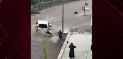 Ankara'yı sel vurdu, vatandaşlar suda s&uuml;r&uuml;klendi! O anlar kamerada...