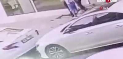 Arnavutk&ouml;y'de k&ouml;pek sevme tartışması tekmeli yumruklu kavgaya d&ouml;n&uuml;şt&uuml;