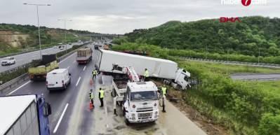 Beykoz'da 3 aracın karıştığı zincirleme kazada bariyerleri aşan TIR, yolun dışına &ccedil;ıktı