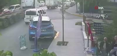 Beylikd&uuml;z&uuml;'nde 11 yaşındaki &ccedil;ocuk, skuter ile tırın altında kaldı