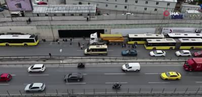 Bitmeyen &ccedil;ile! Bah&ccedil;elievler&rsquo;de İETT otob&uuml;s&uuml; arızalandı, vatandaş yol ortasında otob&uuml;s bekledi