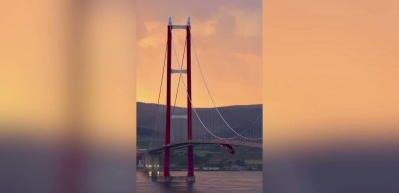 &Ccedil;anakkale K&ouml;pr&uuml;s&uuml; sarı kırmızılı renklerle aydınlatıldı