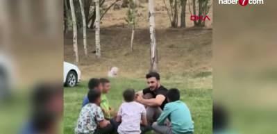 &Ccedil;orlu&rsquo;da şehit olan polis Emrah Ko&ccedil;&rsquo;un t&uuml;rk&uuml; s&ouml;yleyip &ccedil;ocuklarla eğlendiği anları