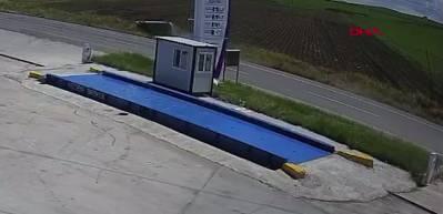 Diyarbakır&rsquo;da takla atan otomobil tarlaya savruldu; aynı aileden 4 yaralı