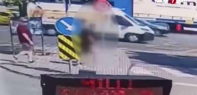 Dolmabah&ccedil;e&rsquo;de minib&uuml;s&uuml;n &ccedil;arptığı kadın trafik polisi ağır yaralandı; kaza kamerada