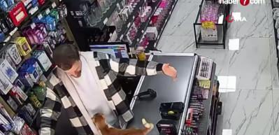 Esnafın hayat kurtaran şefkatine kediden her g&uuml;n vefa sarılması