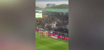 Fransa'da olaylı ma&ccedil;! Nantes k&uuml;me d&uuml;şt&uuml;, Vahid Halilhodzic taraftarla kavga etti