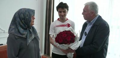 Gen&ccedil;lerin bayrak sevinci CİMER'e yansıdı