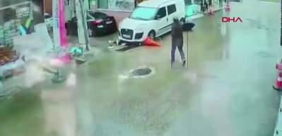 Hafif ticari aracın anne ve &ccedil;ocuğunu altına alıp, s&uuml;r&uuml;klediği kaza kamerada