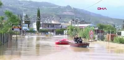 Hatay'da Asi Nehri taştı, sağanakta k&ouml;pr&uuml; ve yollar ile bir ev &ccedil;&ouml;kt&uuml;; 2 &ouml;l&uuml;, 3 yaralı