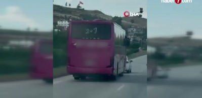 Hatay'da kornaya basarak otomobilleri sollayan yolcu otob&uuml;s&uuml;, manevralarıyla korkuttu