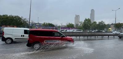 İstanbul'un iki yakasında sağanak yağış etkili oldu