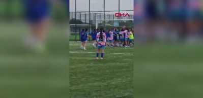 Kadın futbol takımı oyuncuları sahada birbirine girdi: 5 kırmızı kart