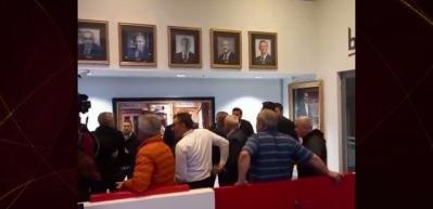 Kılı&ccedil;daroğlu'na b&uuml;y&uuml;k &ouml;fke: 'Hain Kemal' sloganları atıldı, Fotoğrafı ayaklar altında &ccedil;iğnendi
