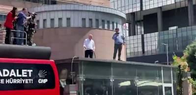 Skandalları bitmiyor! Mahmut Tanal yine sahnede! Elinde hortumla &ccedil;atıya &ccedil;ıktı!