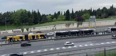 Bayrampaşa'da metrob&uuml;s &ccedil;ilesi: Vatandaşlar ara&ccedil;lardan inip y&uuml;r&uuml;d&uuml;
