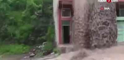 Ordu'da sel suları evin balkonundan şelale gibi aktı