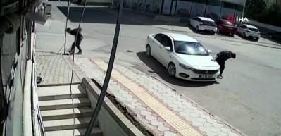 Otomobile ok gibi saplanan motosikletteki 2 kişinin havaya savrulduğu anlar kamerada