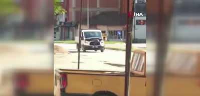 Seyir halindeki kamyonetin motorunu a&ccedil;ıp arızayı tespit etmeye &ccedil;alıştı