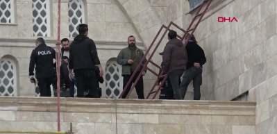 Sivas'ta cami kubbesinde sazlı t&uuml;rk&uuml;l&uuml; maaş eylemi
