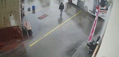 Toprak kaymasından kıl payı kurtulma anı kamerada