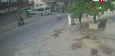 Yakınlarına el sallarken karşıya ge&ccedil;meye &ccedil;alışan yayaya araba &ccedil;arptı