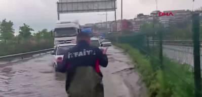 Zonguldak-İstanbul kara yolu su ile doldu, ara&ccedil; kuyrukları oluştu