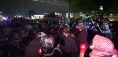 ABD'de g&ouml;&ccedil;men protestosu devam ediyor! Polislerden sert m&uuml;dahale...