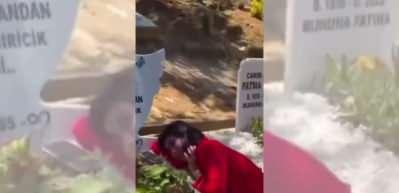 Bahar Candan'ın acı bayramı: Nihal Candan'ın mezarı başında g&ouml;zyaşlarına boğuldu!