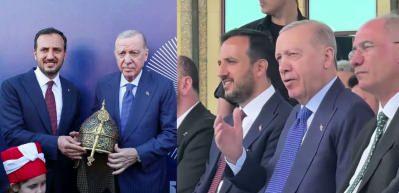 Cumhurbaşkanı Erdoğan'a İstanbul'un Fethinin 573'&uuml;nc&uuml; yıld&ouml;n&uuml;m&uuml;nde miğfer hediye edildi