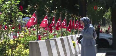 Edirnekapı Şehitliği'nde h&uuml;z&uuml;nl&uuml; bayram: Şehit aileleri yakınlarını ziyaret etti
