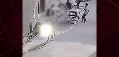  Hindistan'da feci kaza! 6 yaşındaki &ccedil;ocuk el arabası ile duvar arasına sıkışarak can verdi