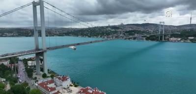 İstanbul Boğazı turkuaza b&uuml;r&uuml;nd&uuml;: Yunusların dansı mest etti