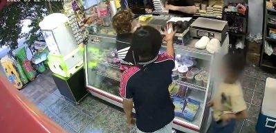 Meksika'da markette bir gencin sa&ccedil;larını yaktılar! 