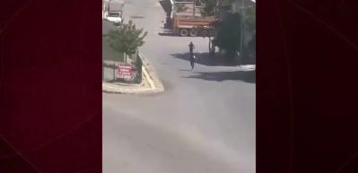 Kahramanmaraş'ta d&ouml;ner bı&ccedil;aklı palalı kavga kameraya yansıdı!