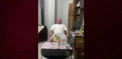 Kurbanlıklarını satan besici balya balya paralarla kameraların karşısına ge&ccedil;ti
