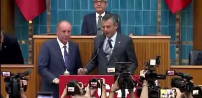 Muharrem İnce, Kılı&ccedil;daroğlu'na karşı harekete ge&ccedil;ti! &Ouml;zg&uuml;r &Ouml;zel'e dikkat &ccedil;eken jest...