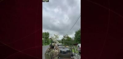 Rus askerleri d&uuml;şman İHA'sını yolka sistemiyle vurduğu anlar kamerada