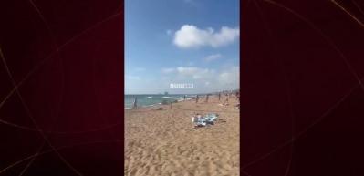 Hizbullah'ın attığı roketlerin denize d&uuml;şmesi plajdaki İsraillilerde korkuya neden oldu