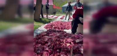  Y&uuml;ksekova'da 100 yıllık gelenek: 140 kurban kesildi, etler t&uuml;m k&ouml;ye eşit dağıtıldı