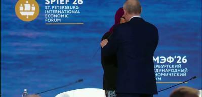 Putin'in canlı yayında mikrofon m&uuml;dahalesi sosyal medyada g&uuml;ndem oldu