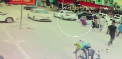 Iğdır'da otomobil, 6 yaşındaki &ccedil;ocuğa &ccedil;arptı: Kaza anı ortaya &ccedil;ıktı