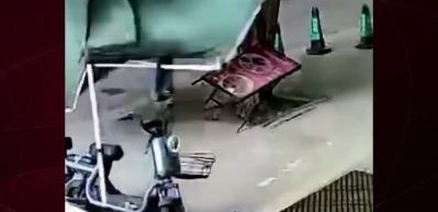 &Ccedil;in'de şiddetli fırtına: &Ouml;nce havaya savruldu, sonra dev ağa&ccedil;tan kıl payı kurtuldu!