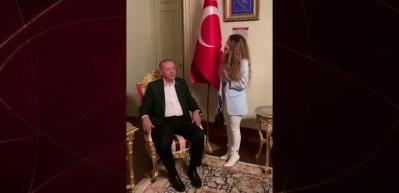 Şarkıcı Pınar S&uuml;rer Cumhurbaşkanı Erdoğan&rsquo;a şarkı s&ouml;ylediği anları paylaştı