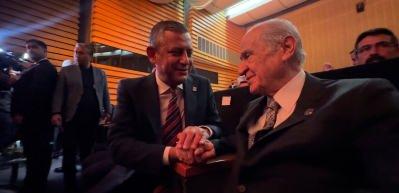 Ko&ccedil;'un 100. yıl resepsiyonunda g&uuml;ndem olan g&ouml;r&uuml;nt&uuml;: Bah&ccedil;eli ve &Ouml;zel'den samimi sohbet!