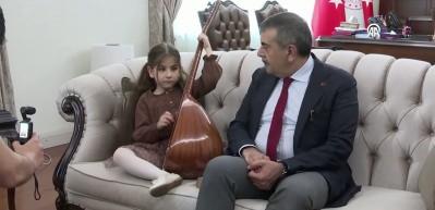 Bakan Tekin, m&uuml;zik ilkokuluna başvuran 6 yaşındaki g&ouml;rme engelli &ouml;ğrenciyi ağırladı